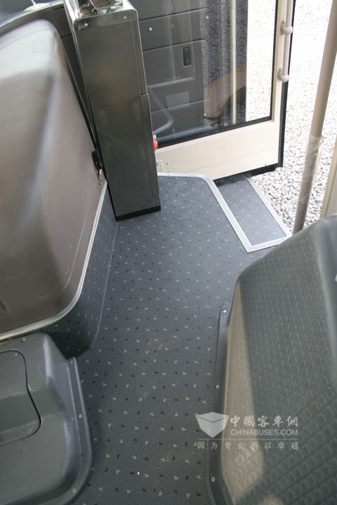 恒通纽曼前置二级踏步低地板公交客车上客过道