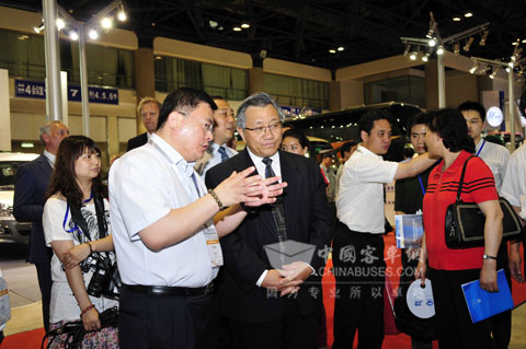交通运输部部长李盛霖参观黄海客车展位