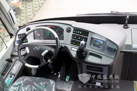 全新开发的三轴客车XMQ6130Y将成意甲罗马队坐骑