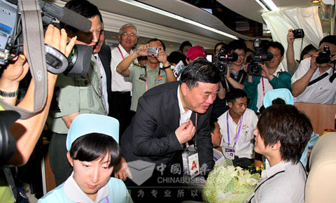 大金龙献血车点亮第七个世界献血者日