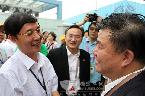 大金龙献血车点亮第七个世界献血者日