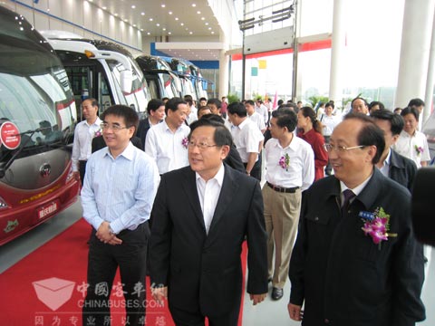 恒通首批50辆气电混合动力客车交付使用