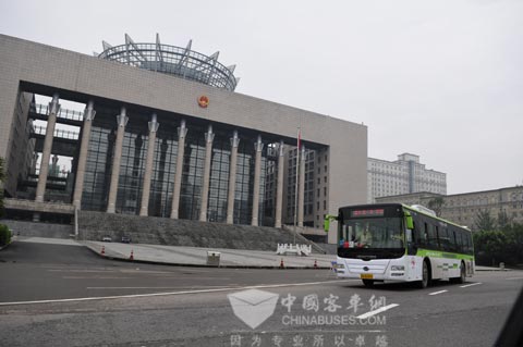 首台投入重庆818线路运行的恒通气/电混合动力客车