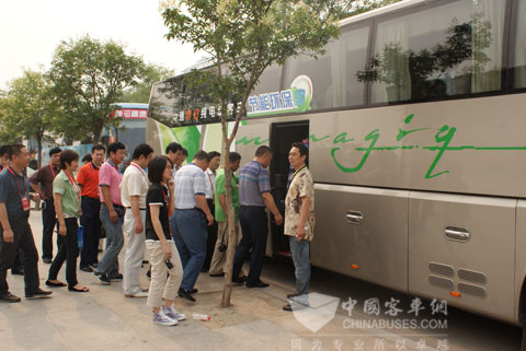 中通客车携手知名企业家“齐鲁行”之参会企业家乘坐中通纯电动客车