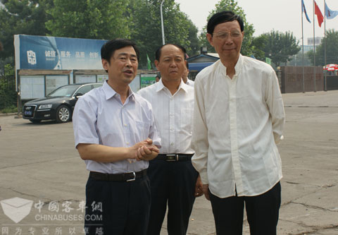 中通客车携手知名企业家“齐鲁行”之中通客车董事长李海平陪同中国民间商会副会长、重庆力帆控股有限公司董事长尹明善等参观中通
