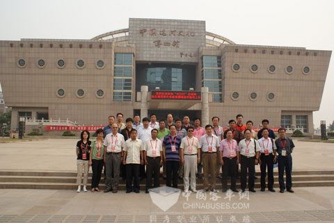 中通客车携手知名企业家“齐鲁行”之与会企业家在运河博物馆前合影