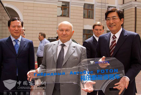 郭金龙市长还向莫斯科市捐赠了两辆福田欧V混合动力客车