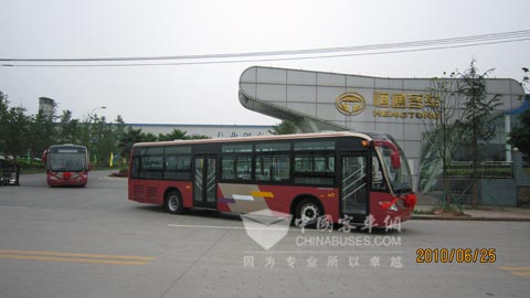 大同公交采购的威龙都市客车驶出恒通厂区