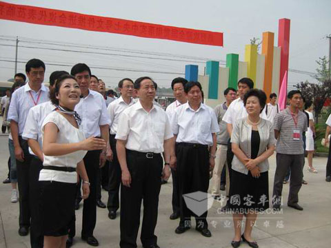 教育部部长袁贵仁参观东风旅行车专业校车