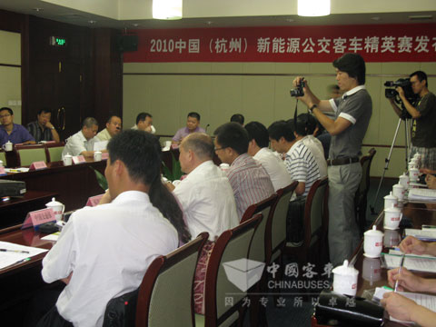 2010中国(杭州)新能源公交客车精英赛发布会现场