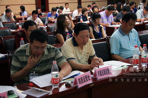 黑龙江省城市客运交通协会第三届二次会员代表认真聆听