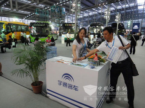 参观者到宇通展台前索取资料