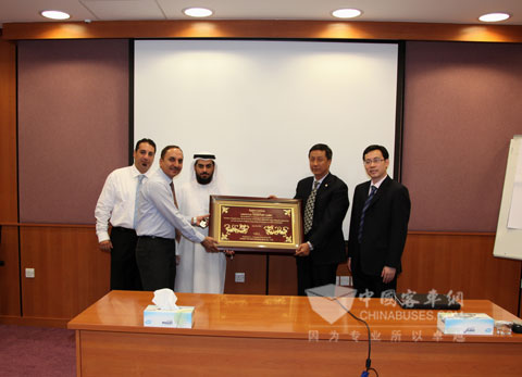 厦门金旅阿联酋校车样车交接仪式在迪拜隆重举行