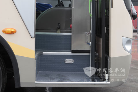 通途胜系列公交客车的低地板底盘