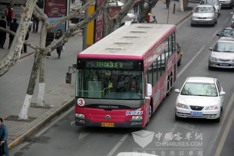 服务于全国各地公交的纽曼大型城市公交客车