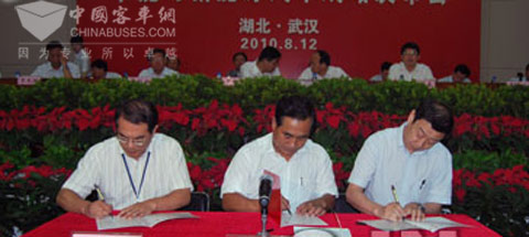 东风公司副总经理童东城代表公司与各项目主要承担单位签订项目任务书