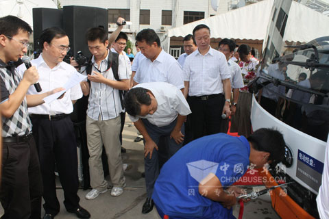 交通运输部翁孟勇副部长听取样车功能介绍