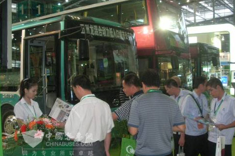 五洲龙新能源客车亮相节博会为深圳成立30周年献礼