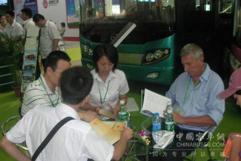 五洲龙新能源客车亮相节博会为深圳成立30周年献礼