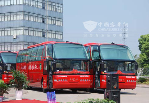 20辆青年客车结缘“2010年夏季达沃斯论坛”