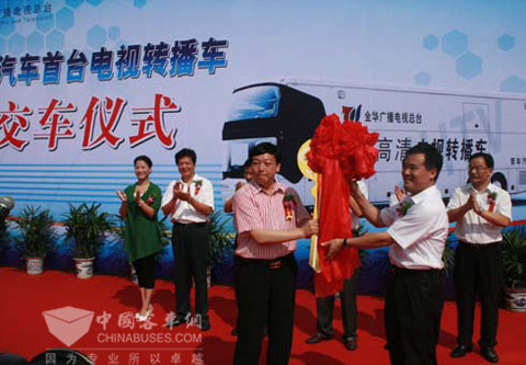 20辆青年客车结缘“2010年夏季达沃斯论坛”