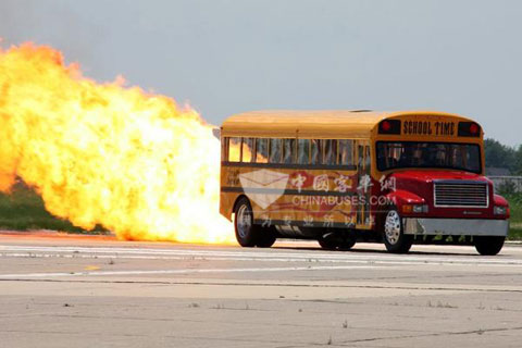 行驶过程中的喷气式校车