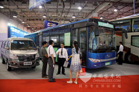 第十四届中国国际投资贸易洽谈会上，金龙纯电动公交客车受“低碳人士”欢迎