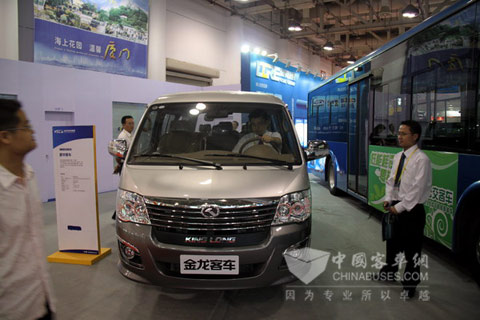 第十四届中国国际投资贸易洽谈会上金龙金威豪华车型受客商青睐