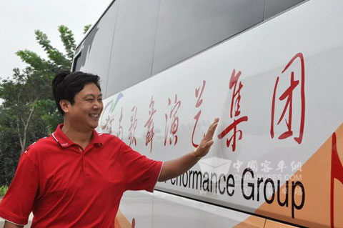 河南省歌舞演艺集团总经理张振中接收捐赠的豪华客车