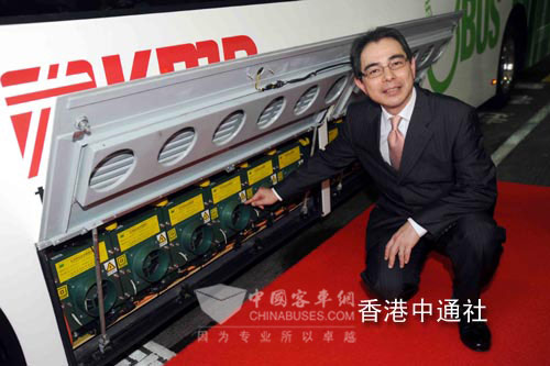 香港九龙巴士公司董事总经理何达文向媒体介绍香港引进的首部“超级电容”巴士