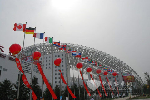 中通新能源精品客车亮相第四届世界太阳城大会