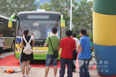 中通新能源精品客车亮相第四届世界太阳城大会