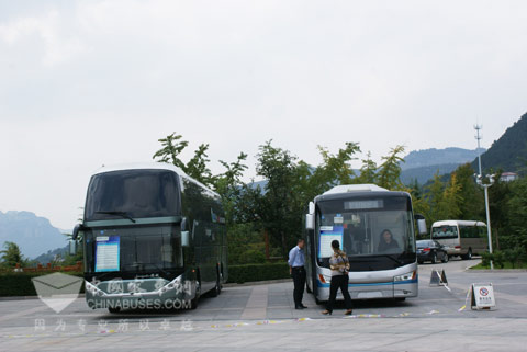 中通客车LCK6140H1及LCK6121HEV在会议现场