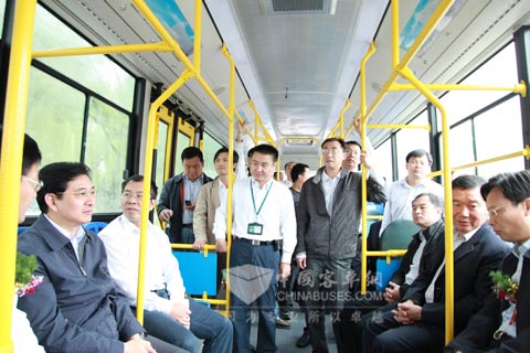 曹福龙与参加投运仪式的领导一起试乘海格客车