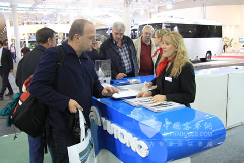 宇通展台前吸引众多客户参观咨询