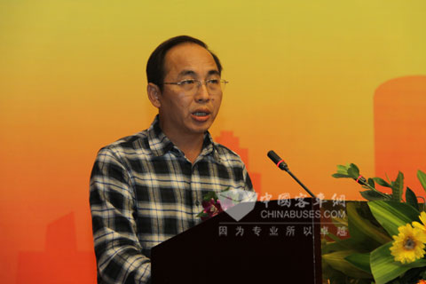 重庆巴士公司总经理曾树生介绍气电混合动力客车运营情况