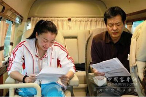 金晶和濮存昕在车内认真地对台词