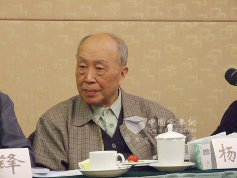 中国工程院杨裕生院士倾听安凯在新能源技术方面的突破