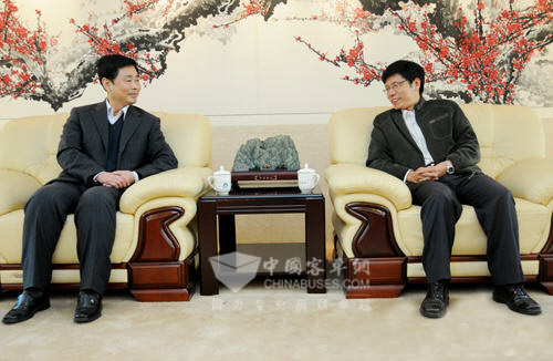 李海平受到了新华社山东分社副社长、总编辑王进业的亲切会见