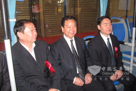 安徽省副省长黄海嵩参观安凯纯电动公交