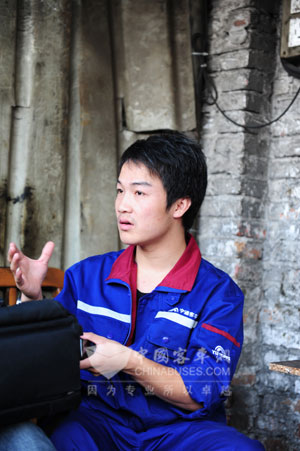 番禹分厂服务点的杨工程师在维修厂向记者介绍相关情况