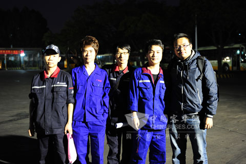 夜幕降临,告别时记者与仍在