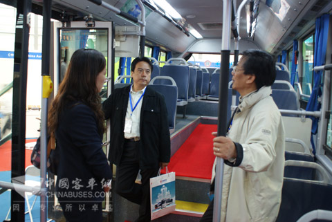 中通客车亮相电动车大会 打造绿色交通