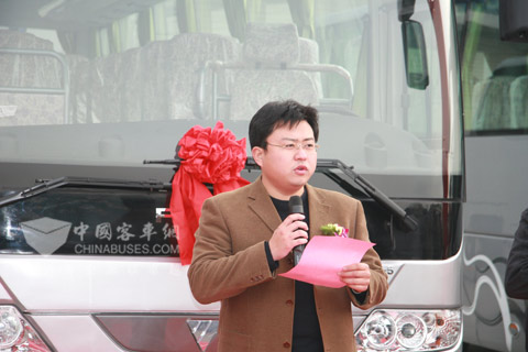 胜利油田滨南采油厂副总经理崔荣海发表热情洋溢的讲话