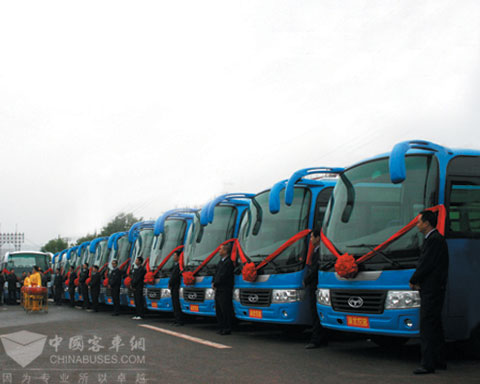 整装待发的恒通中巴车队