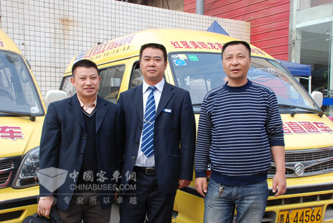 红星美凯龙·富源美店负责车辆管理的人事行政部主任贾彬和他们的免费服务车队