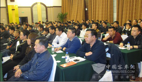 广汽日野(沈阳)销售部部长黎强向与会嘉宾介绍广汽日野品牌