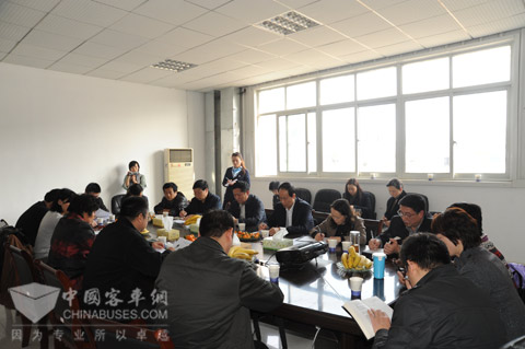 武汉市公交集团领导调研东风扬子江