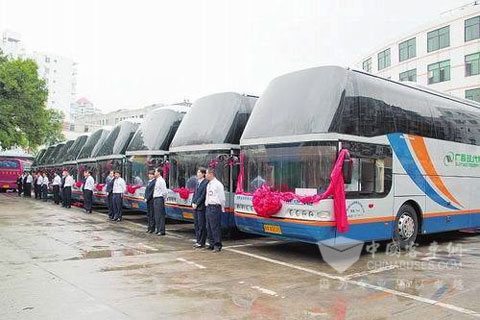价值3000万青年豪华客车驶向南宁