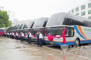 3000万青年豪华客车驶向南宁